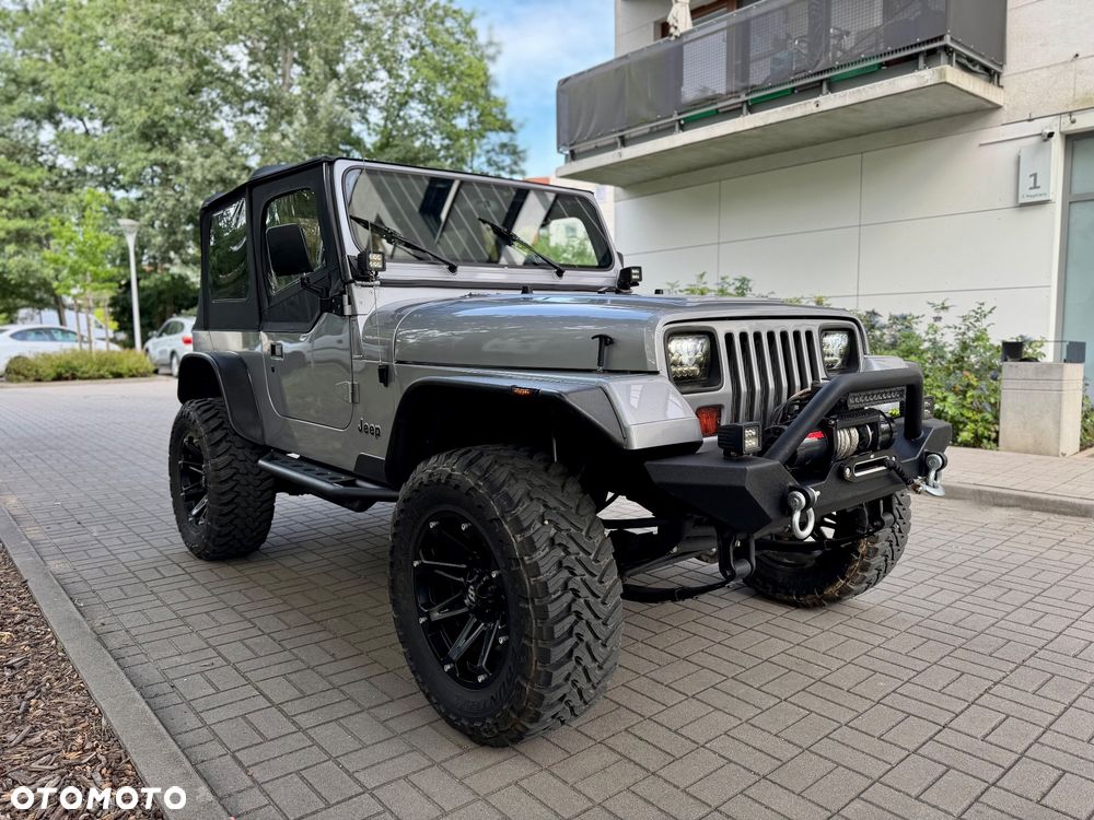 Srebrny Jeep Wrangler YJ z ogłoszenia, widok z prawego przodu